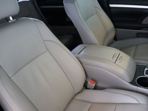 Used 2019 Toyota Highlander XLE image 41