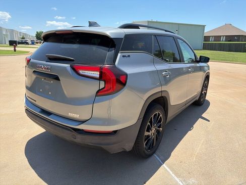 Used 2023 GMC Terrain SLE w/ Driver Convenience Package FWD image 4