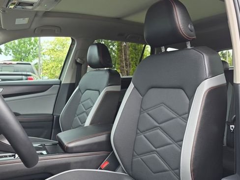 Used 2025 Volkswagen Atlas Peak Edition SE AWD/4WD image 58