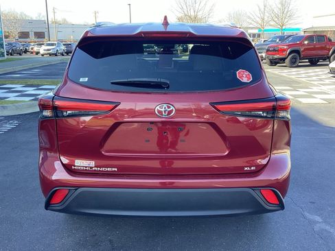 Used 2023 Toyota Highlander XLE image 3