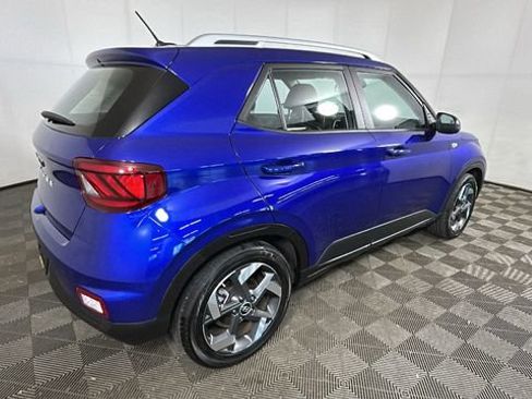 Used 2024 Hyundai Venue Limited FWD image 3