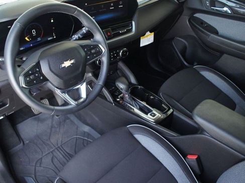 New 2025 Chevrolet TrailBlazer LT w/ Convenience Package FWD image 2