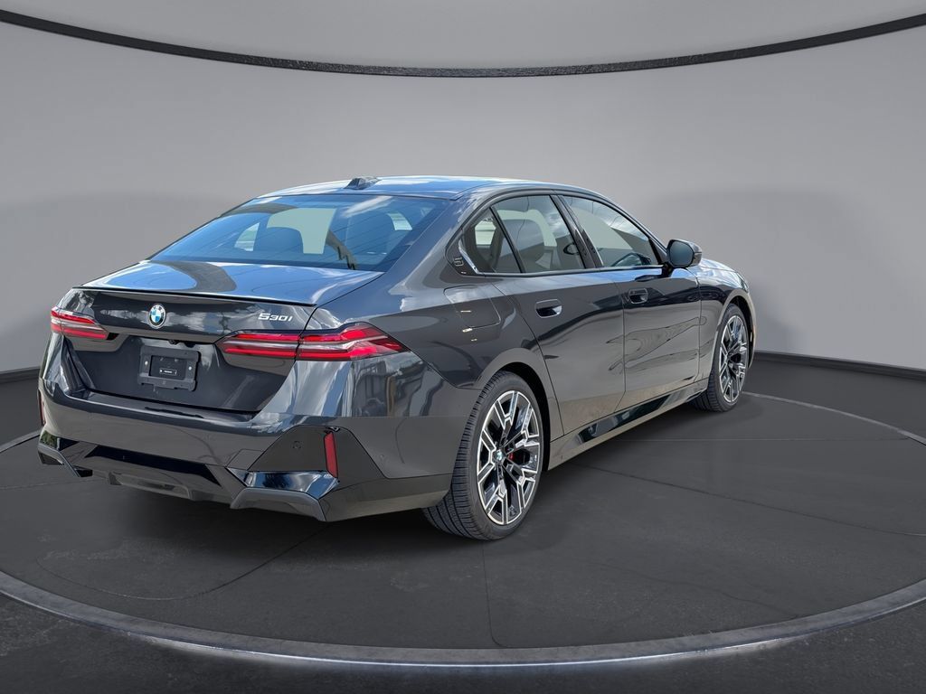 Used 2027 BMW 530i w/ M Sport Package RWD image 11