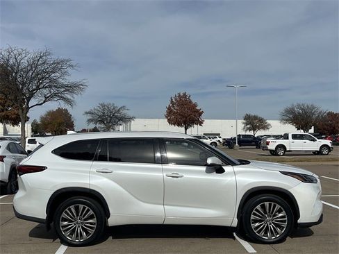 Used 2022 Toyota Highlander Platinum image 3