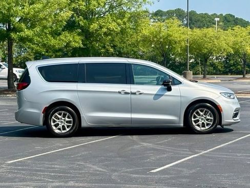 Used 2024 Chrysler Pacifica Touring-L FWD image 11