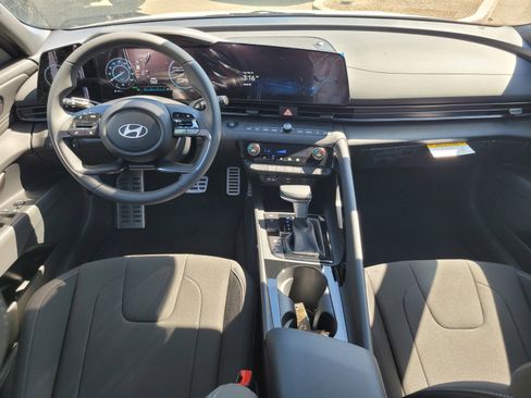 New 2025 Hyundai Elantra SEL image 18