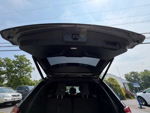 Used 2019 Ford Explorer XLT w/ Equipment Group 202A AWD/4WD image 37