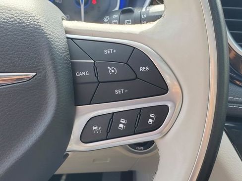 Used 2021 Chrysler Pacifica Limited AWD/4WD image 21
