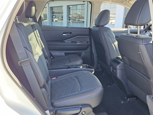 New 2025 Nissan Pathfinder Platinum image 15