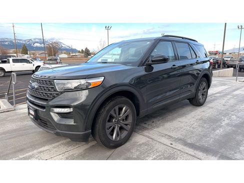 Used 2022 Ford Explorer XLT w/ Equipment Group 202A image 3