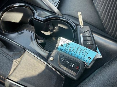 Used 2020 Toyota Camry SE FWD image 23