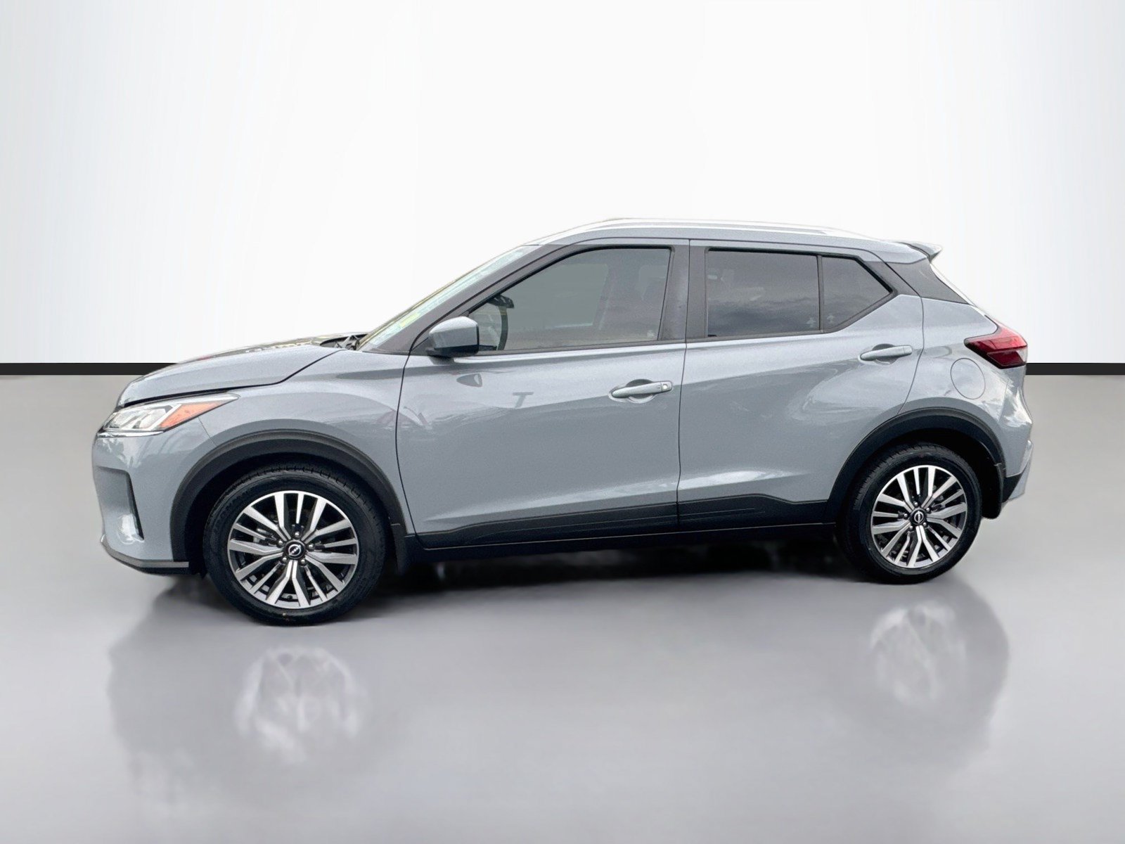 Used 2022 Nissan Kicks SV w/ Interior Electronics Package FWD image 4