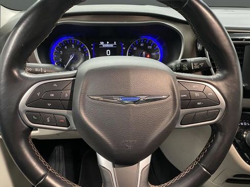 Used 2018 Chrysler Pacifica Touring-L image 16