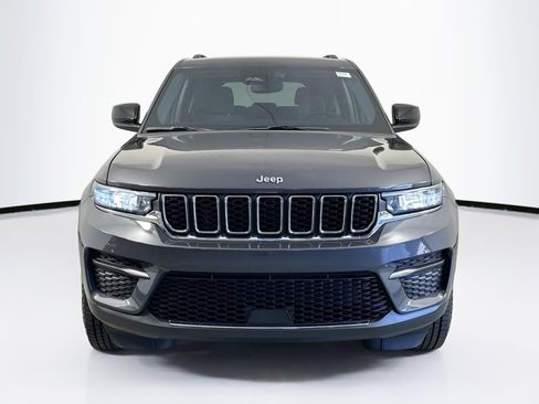 Used 2023 Jeep Grand Cherokee Laredo RWD image 2