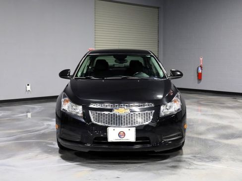 Used 2014 Chevrolet Cruze LT w/ Technology Package FWD image 2