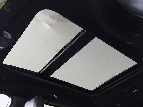 Used 2023 Chrysler Pacifica Limited w/ Uconnect Theater Family Group image 23