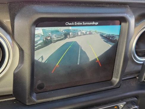 Used 2018 Jeep Wrangler Unlimited Sahara image 17