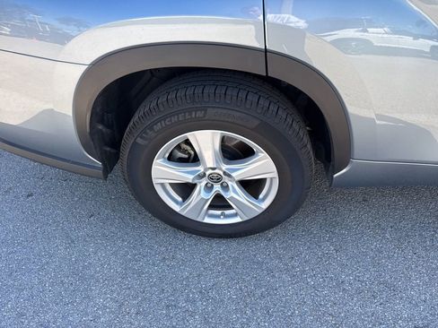 Used 2021 Toyota Highlander LE image 5