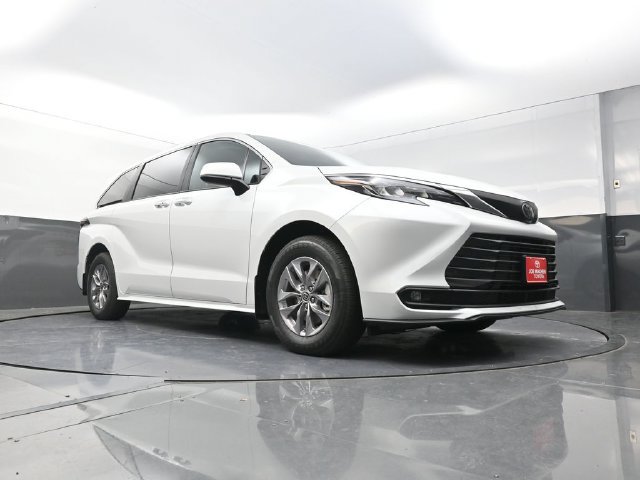 Used 2026 Toyota Sienna XLE FWD image 30