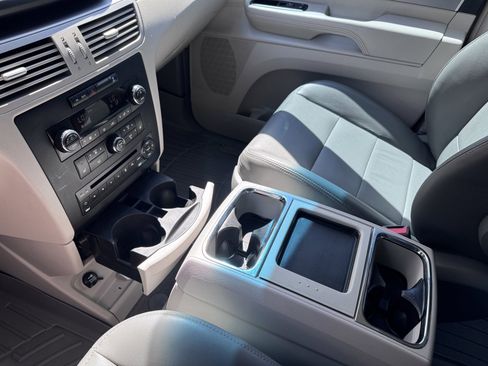 Used 2011 Volkswagen Routan SEL FWD image 29