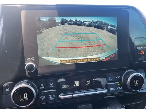 Used 2023 Toyota Highlander XLE AWD/4WD image 17