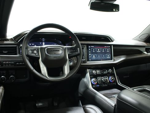 Used 2023 GMC Yukon XL Denali AWD/4WD image 2