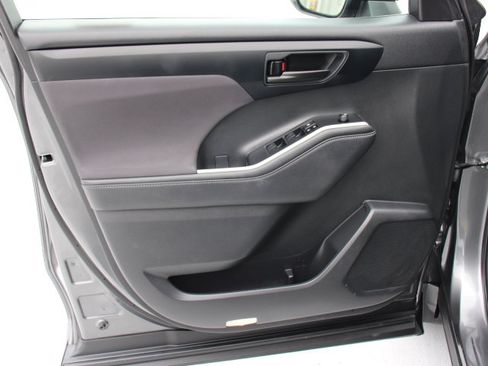 Certified 2023 Toyota Highlander LE image 10