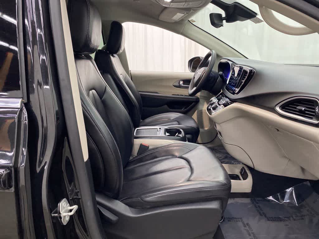 Used 2023 Chrysler Pacifica Touring-L FWD image 18