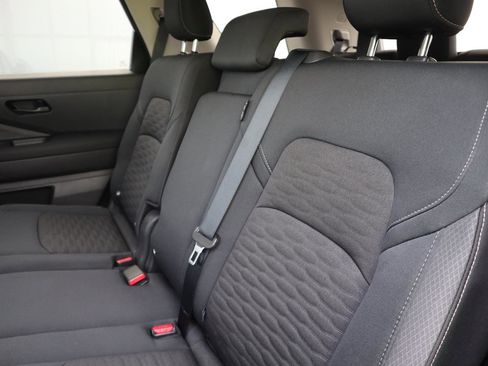 Used 2025 Nissan Pathfinder S image 32