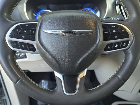 Certified 2022 Chrysler Pacifica Touring-L FWD image 13