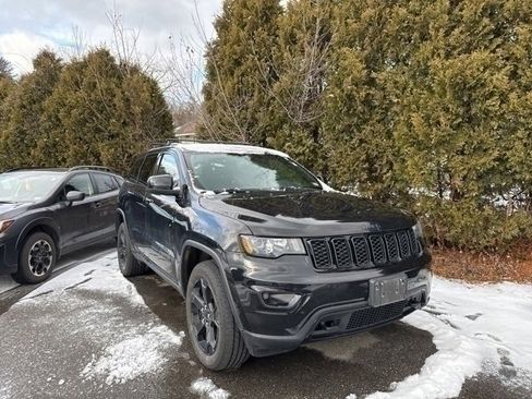 Used 2020 Jeep Grand Cherokee Laredo image 2