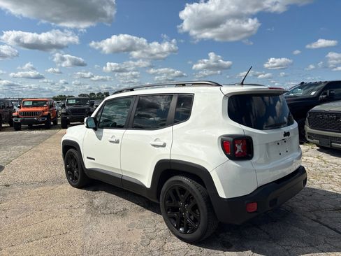 Used 2017 Jeep Renegade Altitude FWD image 8