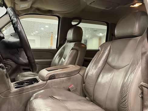 Used 2005 Chevrolet Silverado 2500 LT w/ Heavy-Duty Power Package image 6