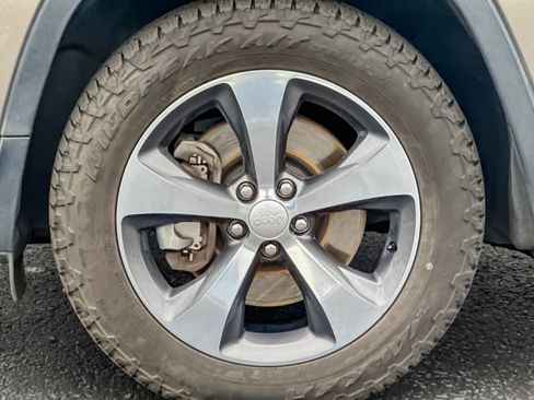 Used 2019 Jeep Cherokee Limited w/ Luxury Group image 26