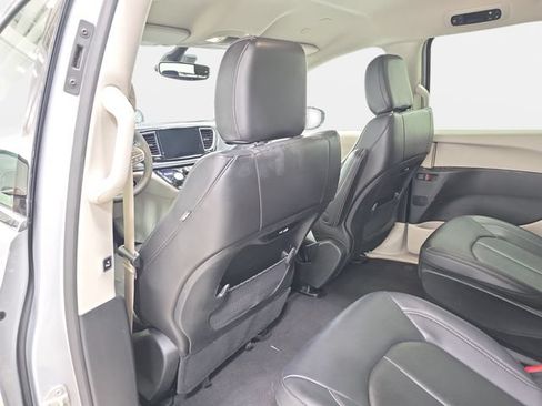 Used 2024 Chrysler Pacifica Limited FWD image 12