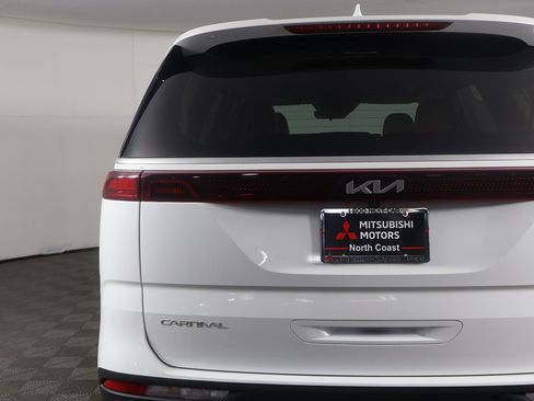 Used 2023 Kia Carnival EX image 15