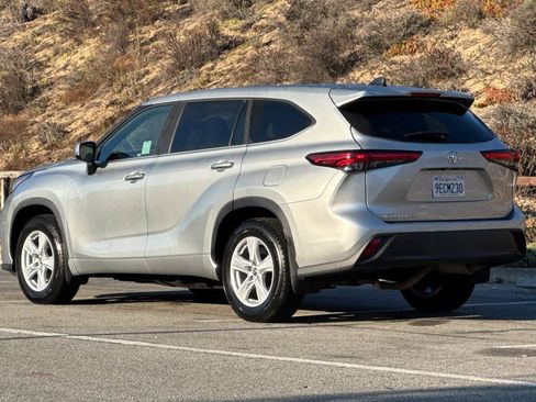 Used 2023 Toyota Highlander LE image 7