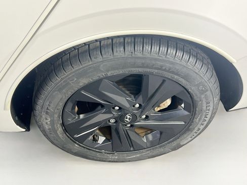 Used 2023 Hyundai Elantra SEL w/ Preferred Accessory Package image 28