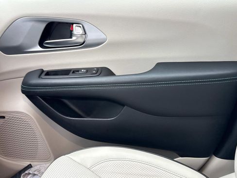 Used 2020 Chrysler Pacifica Limited w/ Advanced Safetytec Group image 23