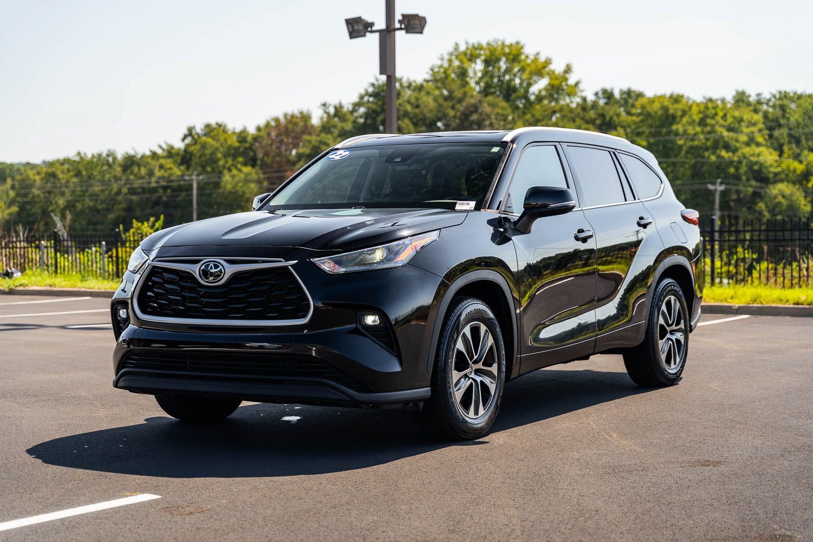 Used 2022 Toyota Highlander XLE FWD image 3