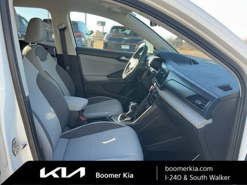 Used 2024 Volkswagen Taos SE image 11