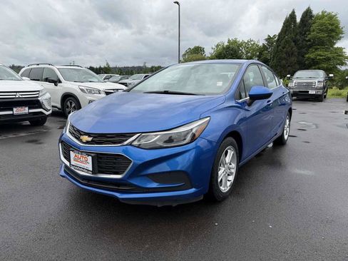 Used 2018 Chevrolet Cruze LT w/ LT Convenience Package FWD image 4