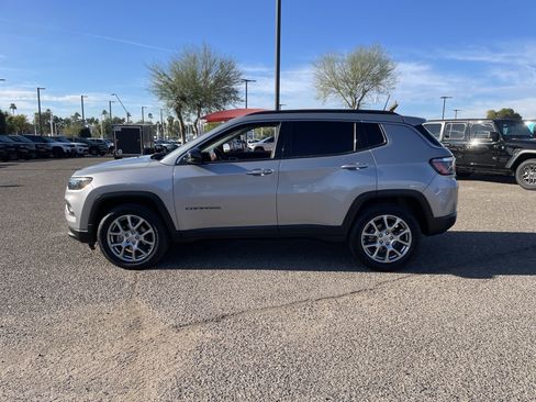 Used 2022 Jeep Compass Latitude image 3