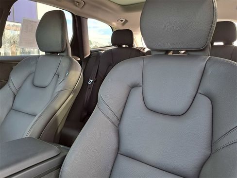 Used 2025 Volvo XC60 B5 Plus image 18