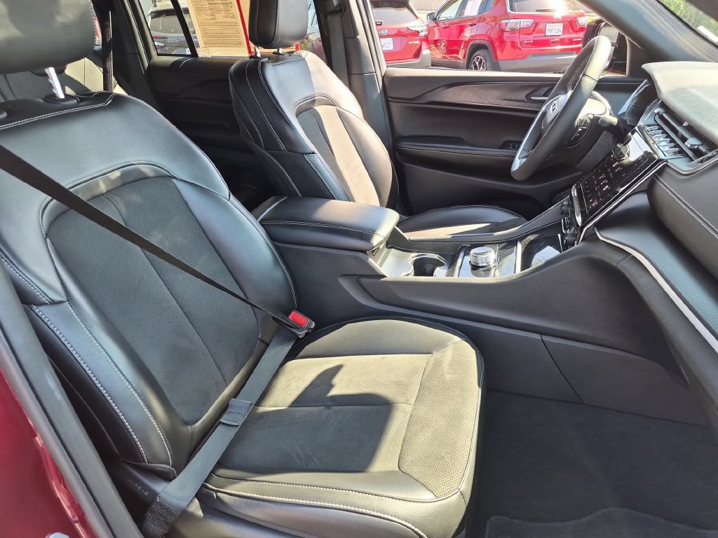 Used 2025 Jeep Grand Cherokee Altitude AWD/4WD image 31