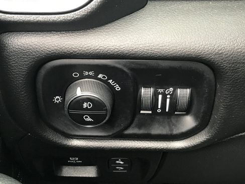 Used 2025 RAM 1500 Laramie AWD/4WD image 18