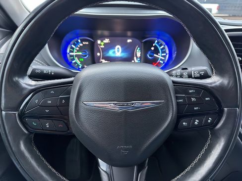 Used 2022 Chrysler Pacifica Touring-L w/ Uconnect Theater Family Group image 17