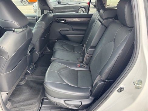 Used 2020 Toyota Highlander Limited image 10