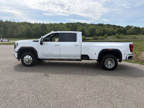 Used 2024 GMC Sierra 3500 Denali Ultimate AWD/4WD image 2