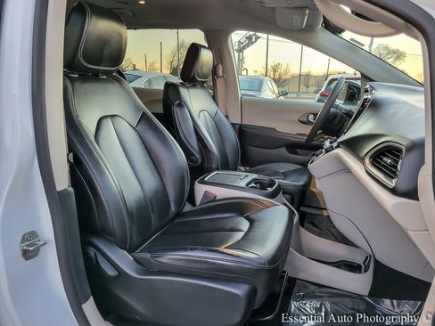 Used 2024 Chrysler Pacifica Touring-L image 31